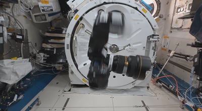 יודעים איך זה קורה? מצלמה מסתחררת בחלל באופן מוזר - תועדה ע"י אסטרונאוטים