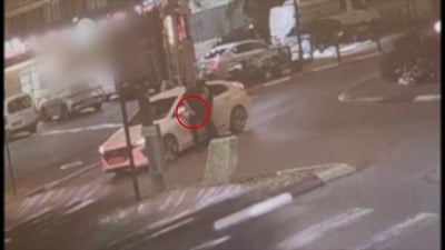 "תתנצל", דרשו מהנהג שעקף אותם; הוא סירב ונדקר בפניו | תיעוד דרמטי