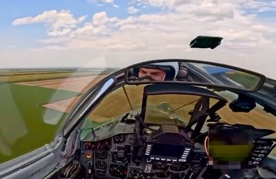 מגרד את הקרקע: מיג-29 אוקראיני חולף בטיסת רפאים נמוכה | צפו