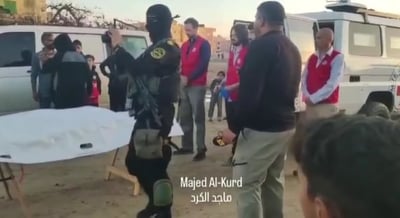 המחבלים תיעדו עצמם ב"טקס מסירה" מעבירים את החלל החטוף