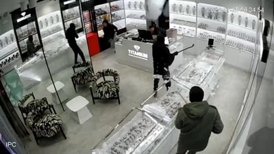 תיעוד מטורף: כך נראו רגעי השוד הערב בחנות התכשיטים באופקים - זה מה שהבריח אותם | צפו