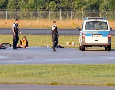 הפעילים על מסלול ההמראה