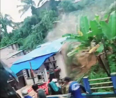 גנרל חורף: גשמי מונסון ומפולות בוץ קטלניות באינדונזיה גבו את חייהם של עשרות אזרחים | צפו