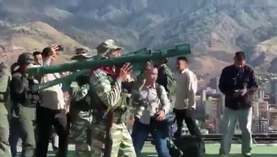 צינורות פלסטיק? חיילי ונצואלה מציגים "עוצמה" אווירית על גגות קראקס | צפו
