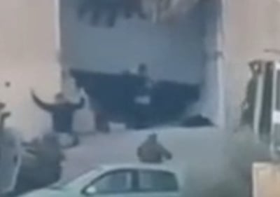 המחבלים יוצאים מהמבנה