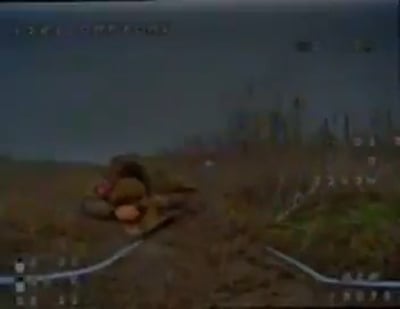 חייל רוסי העמיד פני מת כדי להינצל מכטב"ם תקיפה אוקראיני - עד שעשה טעות גורלית | צפו