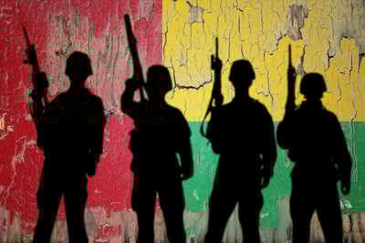 צללית חיילים על רקע דגל גינאה-ביסאו