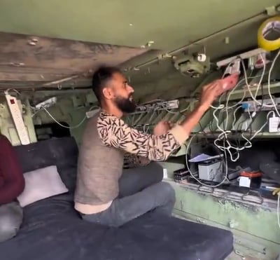 צעיר בעזה הפך נגמ"ש נטוש לתחנת חשמל המיועד לטעינת טלפונים ניידים