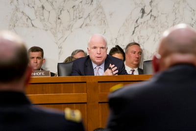 ג'ון מקיין נואם במהלך שימוע בוועדת הכוחות המזוינים של הסנאט, 4 ביוני 2013