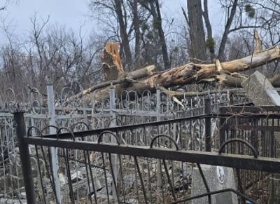 הלם בקהילה היהודית: טיל פגע בבית העלמין, הרב נחרד לגלות את הנזק