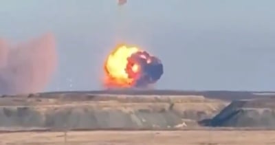 מבוכה במוסקבה: טיל רוסי התהפך באוויר והתרסק, ועשן סגול חשף דלקים רעילים | צפו