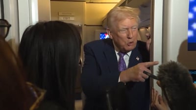 טראמפ נשאל במטוסו על בדיקת MRI - ו"כיסח" את העיתונאיות ששאלו