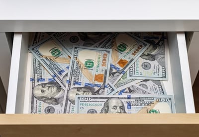 החרדי 'חשד' בעובדים שהעבירו לו את הדירה ונדהם כשפתח את המגירה