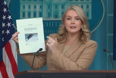 הדוברת מציגה כתבה של 'ניו יורק טיימס' מהעבר