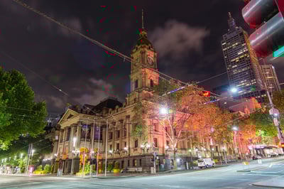 מהומה וקריאות מחאה באולם: החברים החליטו להצביע נגד הצבת חנוכייה