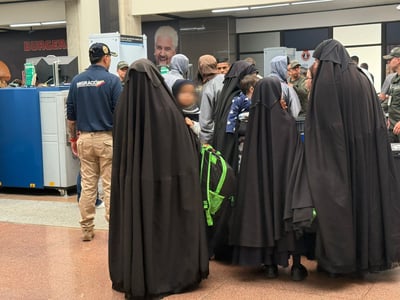 26 חברי כת לב טהור גורשו מהמדינה | תיעודים נדירים משדה התעופה