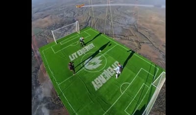 משחק כדורגל שמתנהל בגובה עצום באוויר