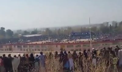 עשרות אלפי בני אדם צופים בהוצאה להורג 