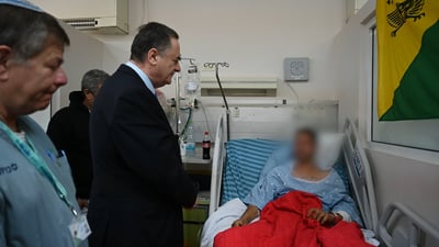 שר הביטחון ביקר את הפצועים מעזה והבטיח: "נשמיד את כל יכולות חמאס"