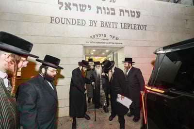 האדמו"ר מצאנז בביקור בבית לפליטות