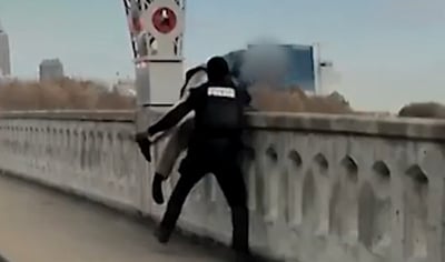 תיעוד מטורף מארה"ב: השוטר הציל אדם שקפץ מגשר בשנייה האחרונה