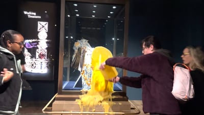 צפו: האנרכיסטים מרחו "קרם אנגלי" על תכשיטי הכתר של בריטניה 