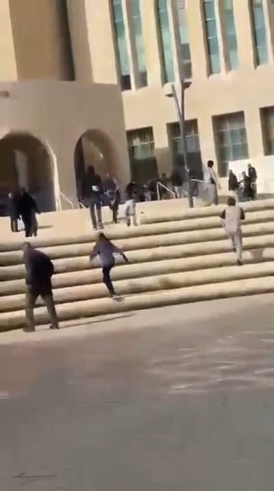 אין חוק: קטטה פרצה במדרגות בית המשפט בבאר שבע - שני פצועים קשה | תיעוד