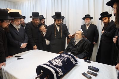 תלמידי ישיבת 'שער המלך' אצל הגרי"מ שכטר