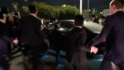 תיעוד מחריד: הרכב עובר ליד המפגינים ולפתע מאיץ - ודורס בחור ישיבה