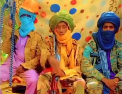 טורבנים ירוקים וגלימות ורודות: כך מנסה אל-קאעדה בסאהל לגייס צעירים | צפו