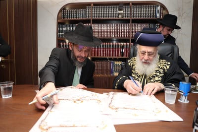 הראשל"צ הגר"י יוסף בחלוקת התעודות