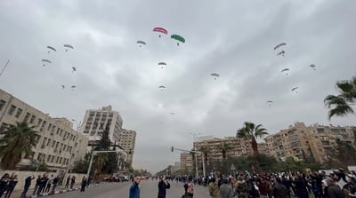 שנה בלי אסד: סוריה מקשטת את השמים עם מצנחים בצבעי הדגל | צפו