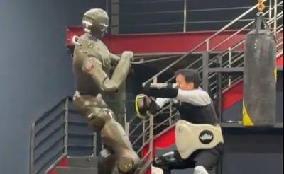 עולה לזירה: רובוט לחימה סיני מטיח את המנכ"ל בקרב ויראלי | צפו