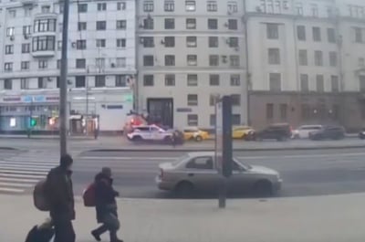 תיעוד מחריד: השליח נסע עם הקורקינט בביטחה על המדרכה - ניידת משטרה דרסה אותו בפראות