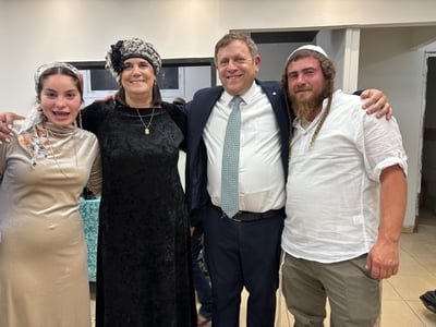 מימן לשמאל: החתן יהושע גילביץ, ההורים השכולים חגי ותחיה לובר ואביה, אמש    