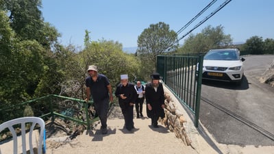 מאקם נבי חד'ר ברמת הגולן. לדעת חוקר הקברים הנודע הרב גבאי הוא קבר רב אשי ורב פפא (ולא הציון המפורסם בגבול לבנון)