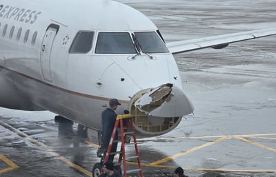 אאוץ': משאית חול החליקה בשטח השדה ו'קרעה' את חרטום המטוס