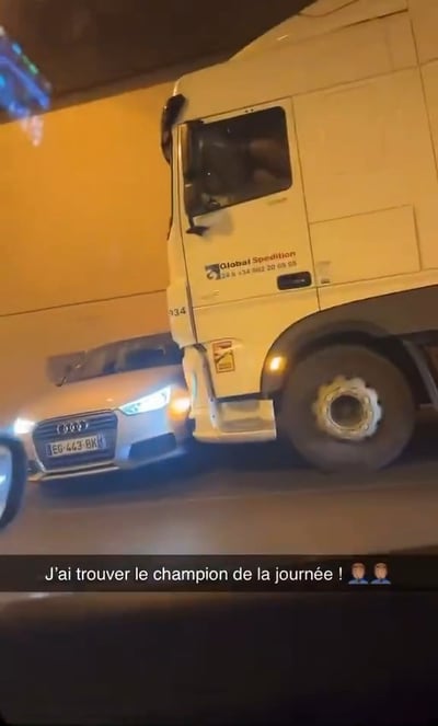 תיעוד מטורף מצרפת: המשאית גררה את הרכב מאות מטרים - והנהג לא שם לב