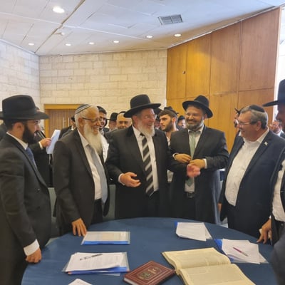 הרב הראשי רבי קלמן בר עם הנבחנים