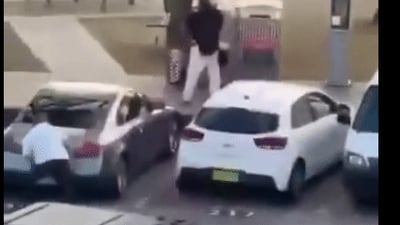 תיעוד דרמטי מזירת הטבח: עובר אורח מסתער על המחבל, חוטף את הנשק ויורה