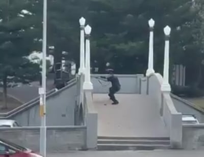 המחבלים יורים מכיוון הגשר, אתמול 