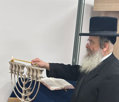 גאב"ד מלברון בהדלקת נרות חנוכה תשפ"ו
