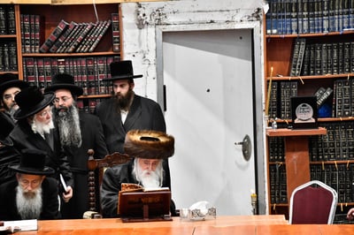 האדמו"ר ממכנובקא בעלזא בהדקלת נרות חנוכה