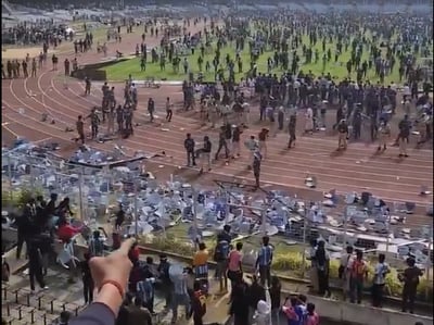 כאוס בהודו: כוכב הכדורגל עזב אחרי 20 דקות – האוהדים קרעו מושבים ופרצו למגרש | צפו