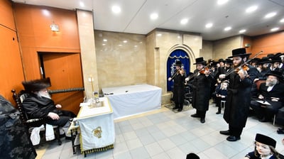 האדמו"ר מנדבורנה בהדלקת נרות חנוכה 