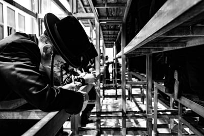 האדמו"ר מצאנז בהדלקת נרות חנוכה