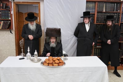 נר א' דחנוכה אצל האדמו"ר מקרעטשניף סיגעט