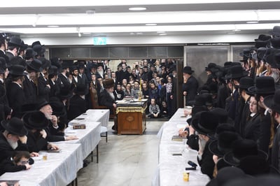 האדמו"ר מאלכסנדר בהדלקת נר ראשון של חנוכה