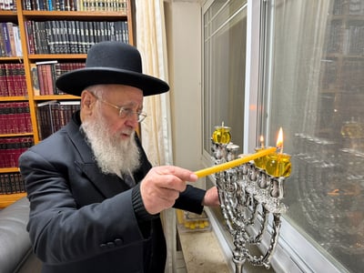 הראשון לציון הגר"י יוסף בהדלקת נר שני של חנוכה | תיעוד