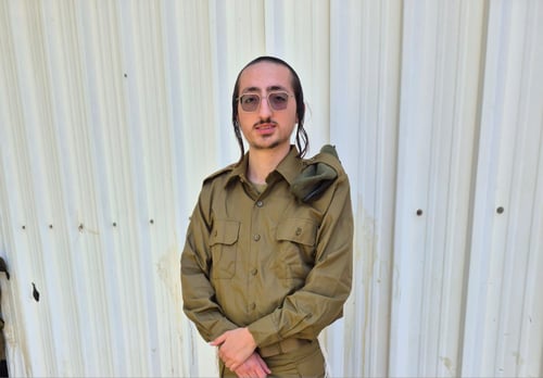 פרסום ראשון ב'כיכר השבת': לאחר שהתגייס, מרדכי הלפרין מונה לכתב בתחנת הרדיו גלי צה"ל